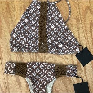 NWT acacia swimwear daisy block set